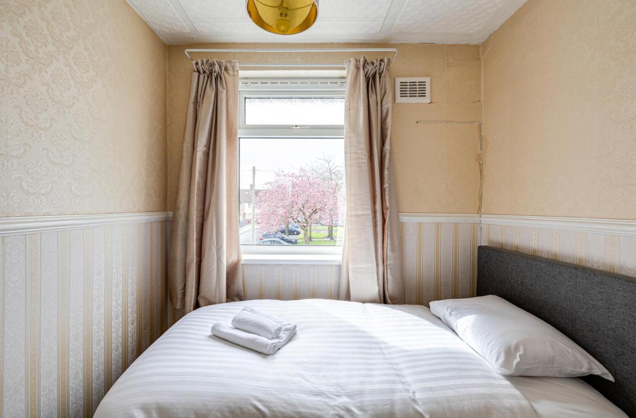George Harrison'S Former 3Bed Home In Liverpool Speke Extérieur photo